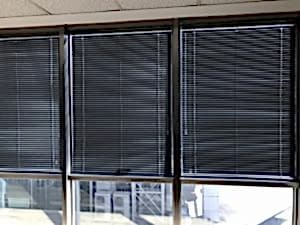 Antrasit Renk Aluminyum Jaluzi Ofis Perdesi