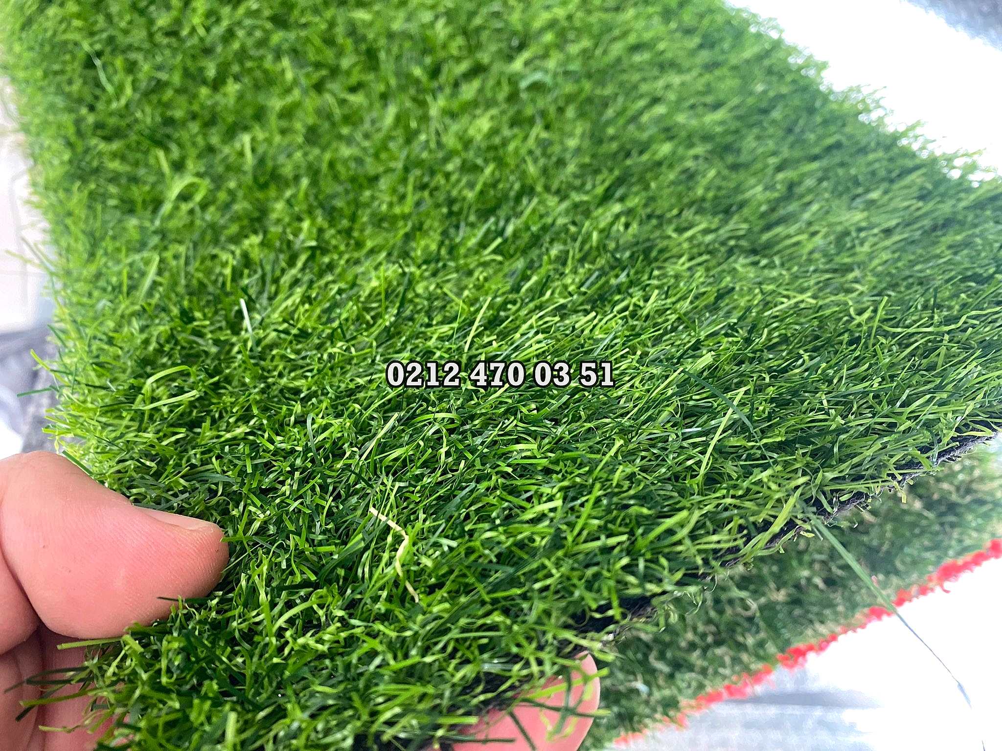 15 mm Yeşil Çim Halı 15 mm Yeşil Çim Halı, doğal çim görünümüne en yakın, ekonomik ve dayanıklı çim halı modellerinden biridir. Balkon, teras, bahçe, çocuk oyun alanı, kafe–restoran dış alanları, etkinlik zeminleri, vitrin dekorasyonu ve peyzaj uygulamalarında güvenle kullanılabilir.