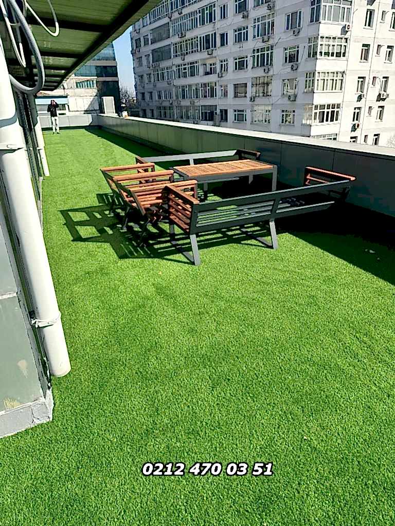 15 mm Yeşil Çim Halı, doğal çim görünümüne en yakın, ekonomik ve dayanıklı çim halı modellerinden biridir. Balkon, teras, bahçe, çocuk oyun alanı, kafe–restoran dış alanları, etkinlik zeminleri, vitrin dekorasyonu ve peyzaj uygulamalarında güvenle kullanılabilir.